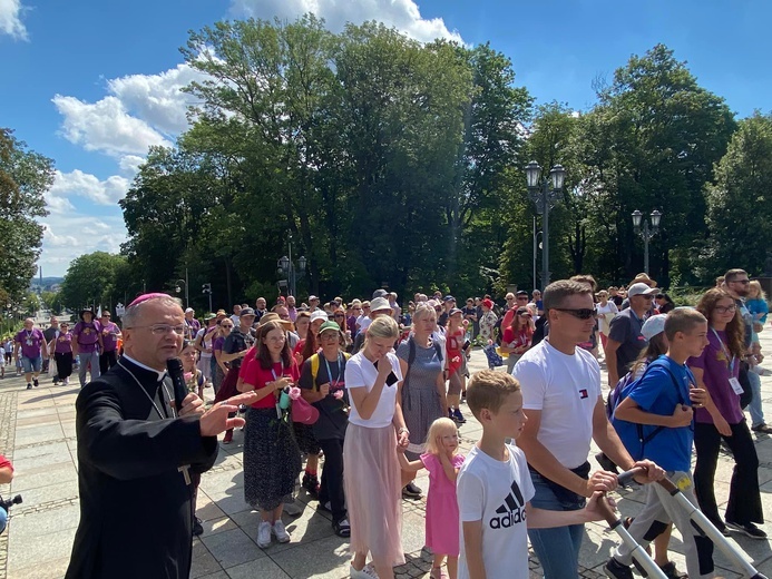 Pasterz diecezji przywitał pątników wchodzących na Jasną Górę