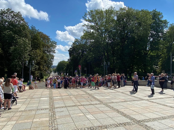 Pasterz diecezji przywitał pątników wchodzących na Jasną Górę