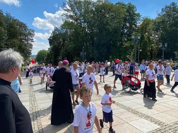 Pasterz diecezji przywitał pątników wchodzących na Jasną Górę