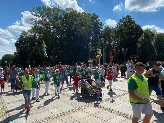 Pasterz diecezji przywitał pątników wchodzących na Jasną Górę