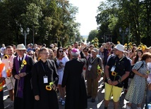 Utrudzonych pątników witał bp Krzysztof Nitkiewicz.