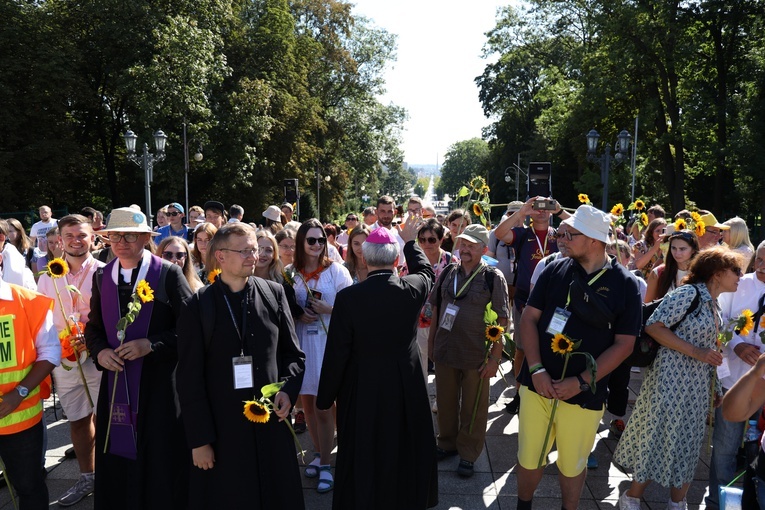 Utrudzonych pątników witał bp Krzysztof Nitkiewicz.