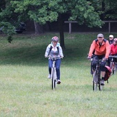 Piknik kościelny w Mojęcicach i rowerowy rajd maryjny