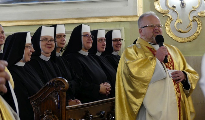 Ks. proboszcz Tomasz Kotlarski i świętujące 400-lecie swojego zgromadzenia siostry elżbietanki cieszyńskie.