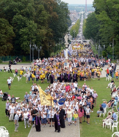 Pielgrzymka z diecezji radomskiej weszła na Jasną Górę