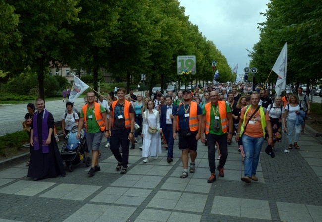 Pielgrzymka z diecezji radomskiej weszła na Jasną Górę