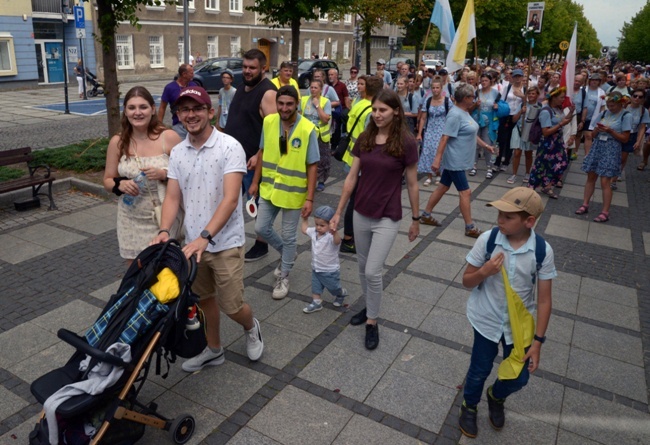 Pielgrzymka z diecezji radomskiej weszła na Jasną Górę