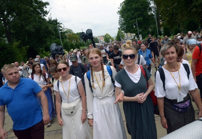 Pielgrzymka z diecezji radomskiej weszła na Jasną Górę