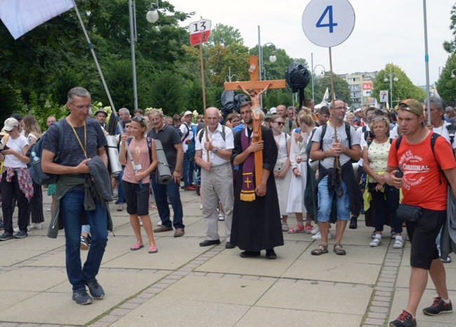 Pielgrzymka z diecezji radomskiej weszła na Jasną Górę