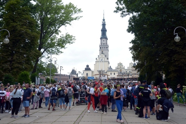 Pielgrzymka z diecezji radomskiej weszła na Jasną Górę