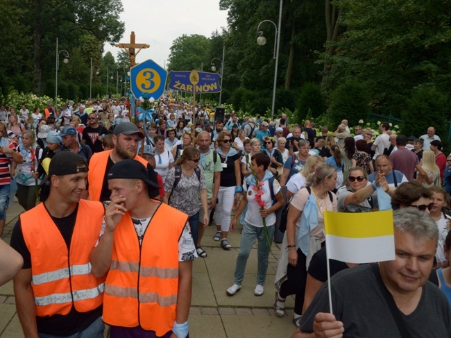 Pielgrzymka z diecezji radomskiej weszła na Jasną Górę