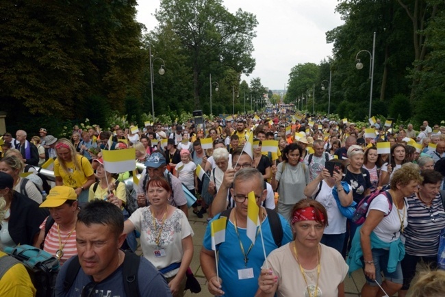 Pielgrzymka z diecezji radomskiej weszła na Jasną Górę