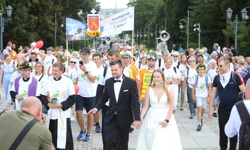 Pielgrzymów z Andrychowa prowadził ks. Sławomir Młodzik - z małżonkami: Wiktorią i Dawidem.