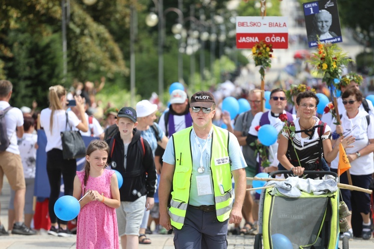 Wkraczają pątnicy z głównej grupy, którzy przyszli tym razem z Wilamowic, od św. Bilczewskiego.