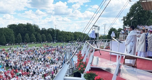 Wspólne pielgrzymowanie do Pani Jasnogórskiej zakończyła polowa Msza św. pod przewodnictwem bp. Romana Pindla.