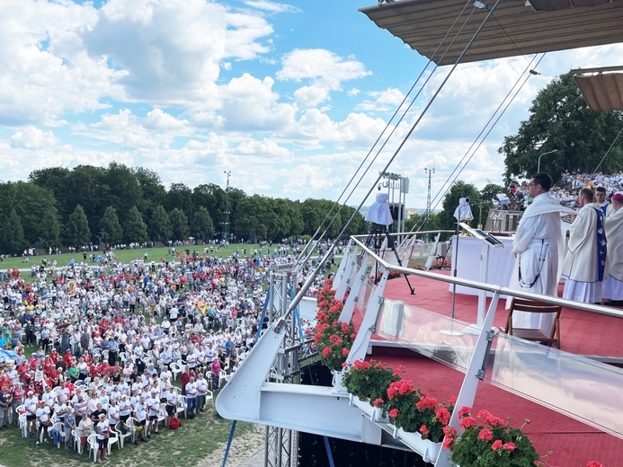 Wspólne pielgrzymowanie do Pani Jasnogórskiej zakończyła polowa Msza św. pod przewodnictwem bp. Romana Pindla.