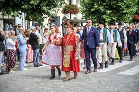 W ostatnim dniu festiwalu burmistrz poprowadził poloneza w tradycyjnym żupanie.