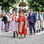 W ostatnim dniu festiwalu burmistrz poprowadził poloneza w tradycyjnym żupanie.