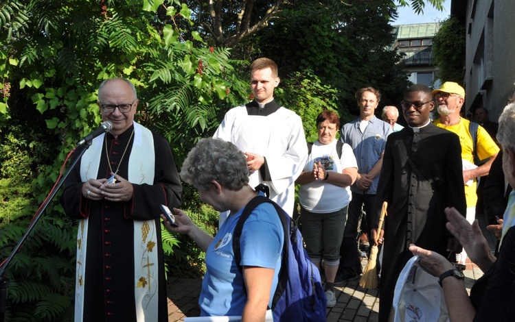 Bp Andrzej Czaja pobłogosławił 46. Pieszą Pielgrzymkę Opolską na Jasną Górę