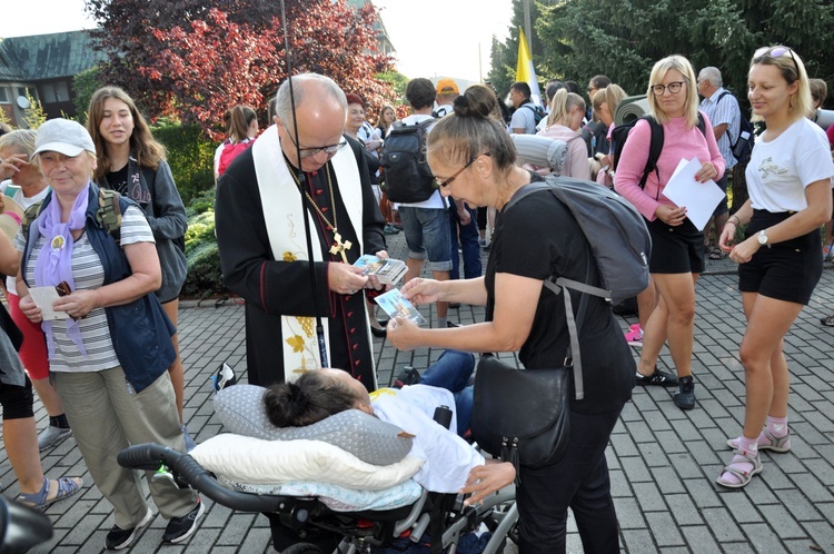 Bp Andrzej Czaja pobłogosławił 46. Pieszą Pielgrzymkę Opolską na Jasną Górę