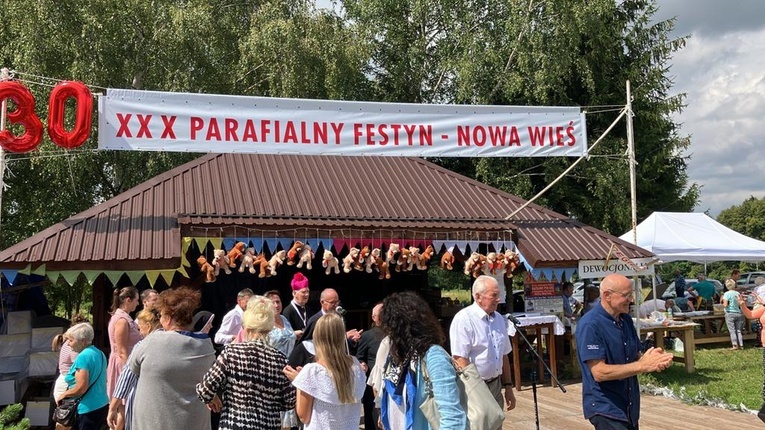 Nowa Wieś. Na odpuście biskup zatańczył poloneza