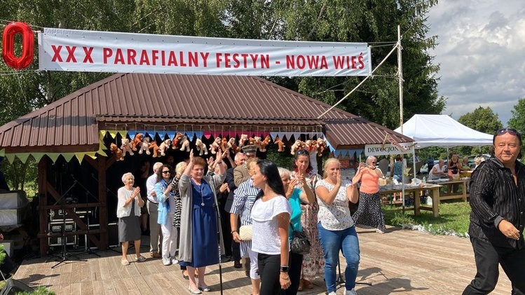 Nowa Wieś. Na odpuście biskup zatańczył poloneza