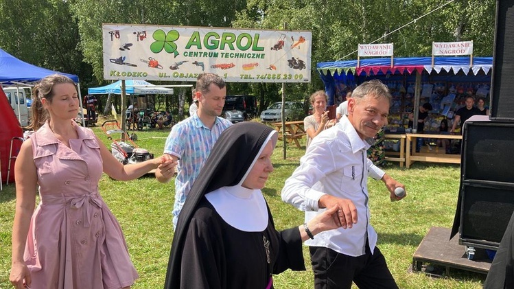 Nowa Wieś. Na odpuście biskup zatańczył poloneza