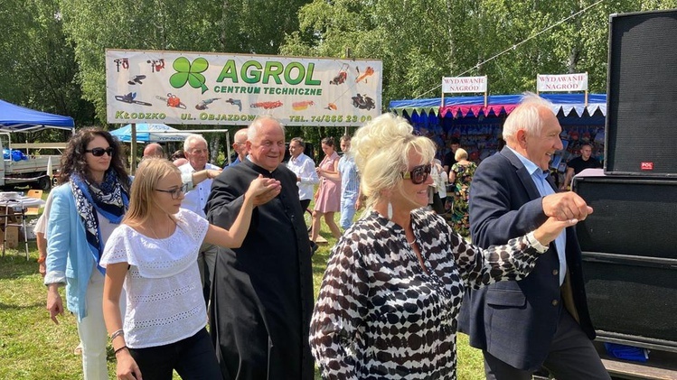 Nowa Wieś. Na odpuście biskup zatańczył poloneza