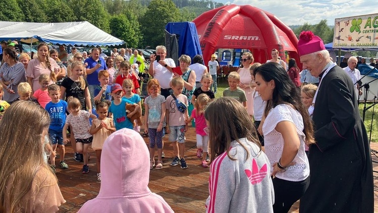 Nowa Wieś. Na odpuście biskup zatańczył poloneza