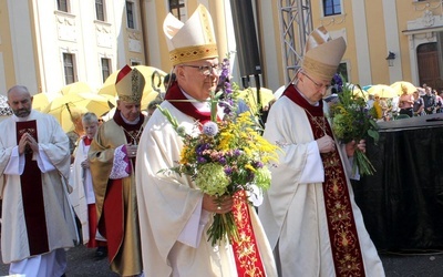 Bp Czaja: Kościół na wielu poziomach życia przyjmuje duchowość światową