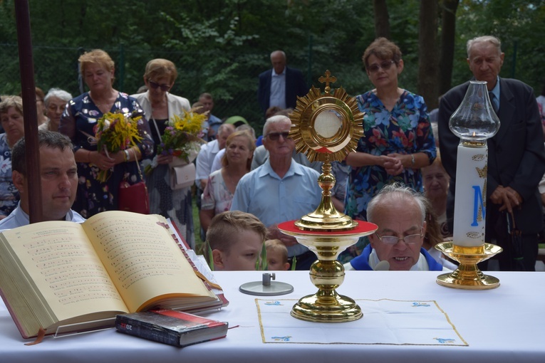 U Matki z bukietami kwiatów i ziół