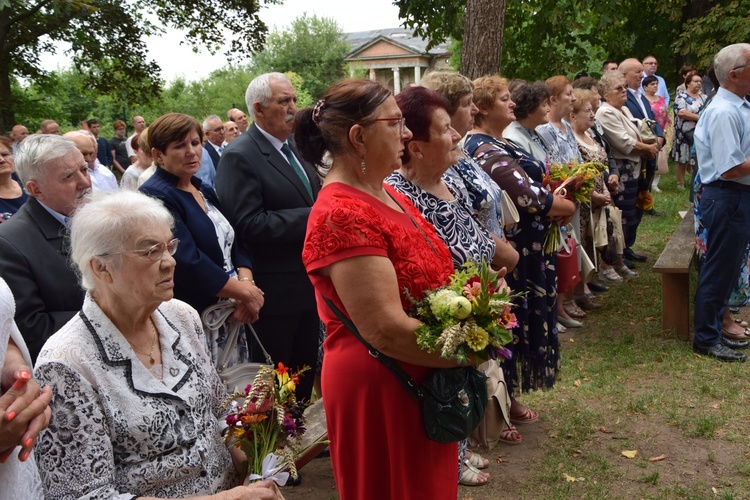 U Matki z bukietami kwiatów i ziół