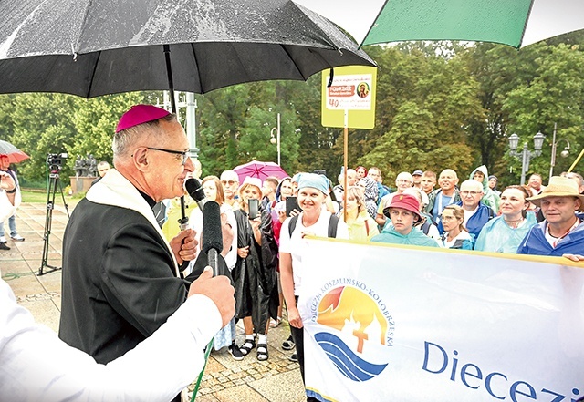 Hierarcha dziękował pątnikom za podjęty  trud drogi.