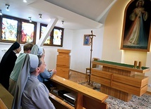 Zakonnice razem ze swoją przyjaciółką na modlitwie w kaplicy klasztornej.