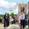 	Msza św. zakończyła się procesją eucharystyczną wokół świątyni.