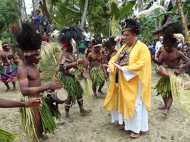 	Papuasi na uroczystości zakładają odświętne, tradycyjne stroje, ważna jest też muzyka.