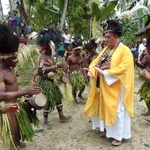 	Papuasi na uroczystości zakładają odświętne, tradycyjne stroje, ważna jest też muzyka.