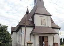 	Kaplicę budowano w latach 1984–1990 według projektu przasnyskiego architekta Andrzeja Chodkowskiego.