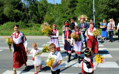 Z domu do kościoła przy akompaniamencie akordeonu śpiewali pieśni maryjne