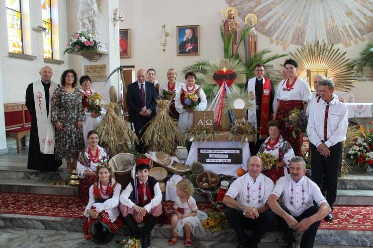 Z domu do kościoła przy akompaniamencie akordeonu śpiewali pieśni maryjne