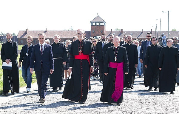 ▲	Uczestnicy modlitwy przeszli drogą, którą ona pokonała, kiedy  szła na śmierć.