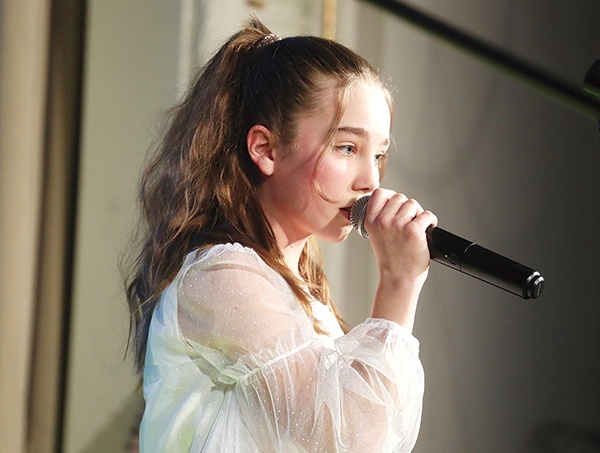 ▲	Uczennica Antonina Kraszewska w koncercie dla Ukrainy.