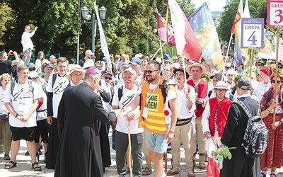 Bp Roman Pindel witał też tych, których wcześniej żegnał w sanktuarium w Wilamowicach.