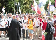 Bp Roman Pindel witał też tych, których wcześniej żegnał w sanktuarium w Wilamowicach.