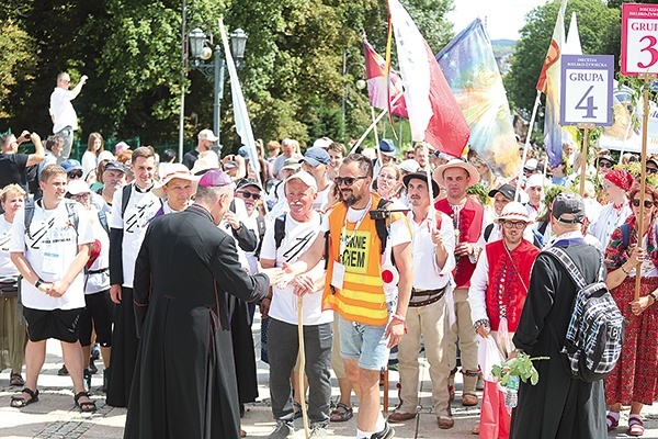 Bp Roman Pindel witał też tych, których wcześniej żegnał w sanktuarium w Wilamowicach.