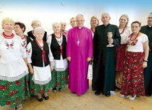 ▲	Pamiątkowe zdjęcie z biskupem.