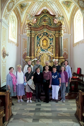 ▲	Pamiątkowe zdjęcie w sanktuarium na Górze Iglicznej.