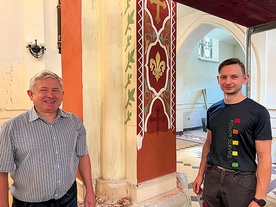 Michał (z lewej) i Adam Potyszowie odpowiadają za namalowanie od podstaw odtworzonych ornamentów, m.in. na filarach. 