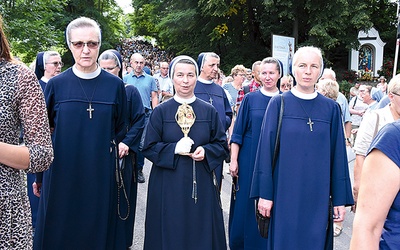 ▲	Podczas modlitwy na zawadzkich dróżkach siostry niosły relikwie swojego założyciela.