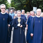 ▲	Podczas modlitwy na zawadzkich dróżkach siostry niosły relikwie swojego założyciela.